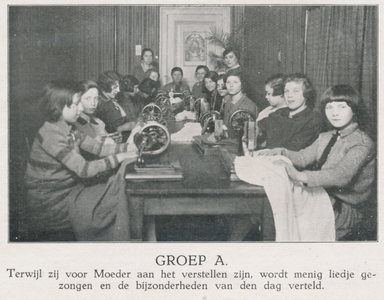 716575 Afbeelding van meisjes uit Groep A die kleding leren verstellen in het St. Franciscushuis (Oudegracht 23) in ...